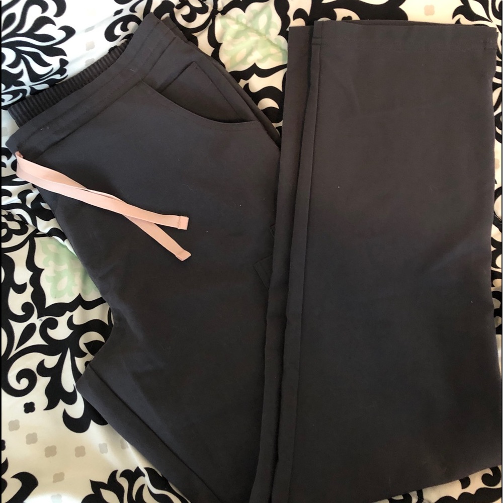 EUC Figs skinny scrub pants sz Med